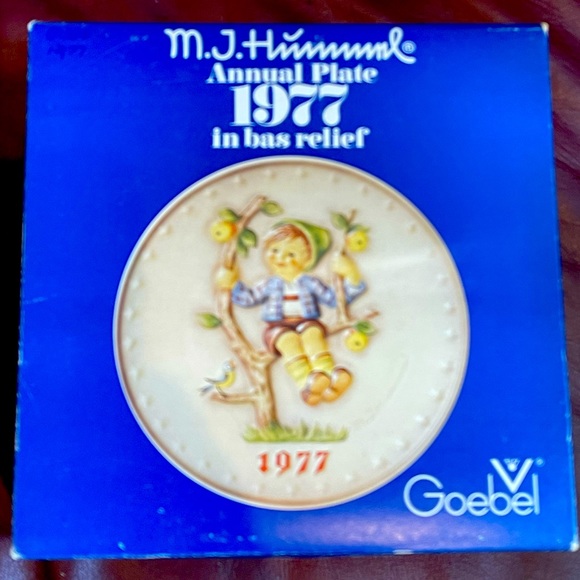 M.J. Hummel 1977 “Apple tree Boy” 7th Annual Collector Plate - Picture 3 of 4